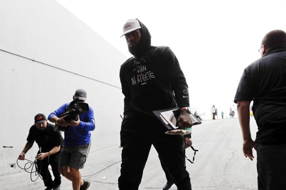 LeBron James arriva a San Diego per la sua prima gara di preseason con la maglia dei Lakers. Avversari i Denver Nuggets. Ap